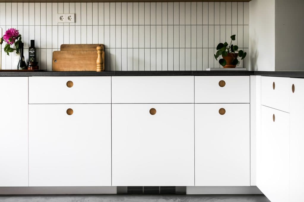Skandinaviskt kök med modernt inslag