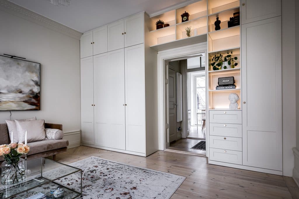 Platsbyggd garderob hemma hos Malin