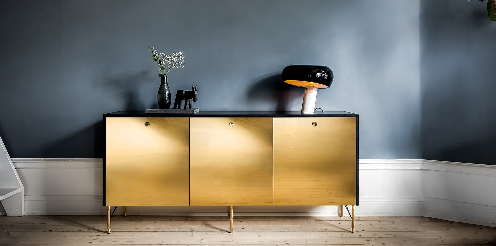 Sideboard i guld och mattsvart granit